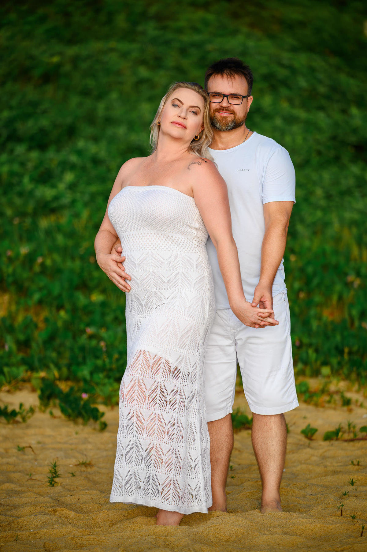 casal em ensaio de chá de revelação na praia ao amanhecer em Balneário Camboriú SC com paisagem natural
