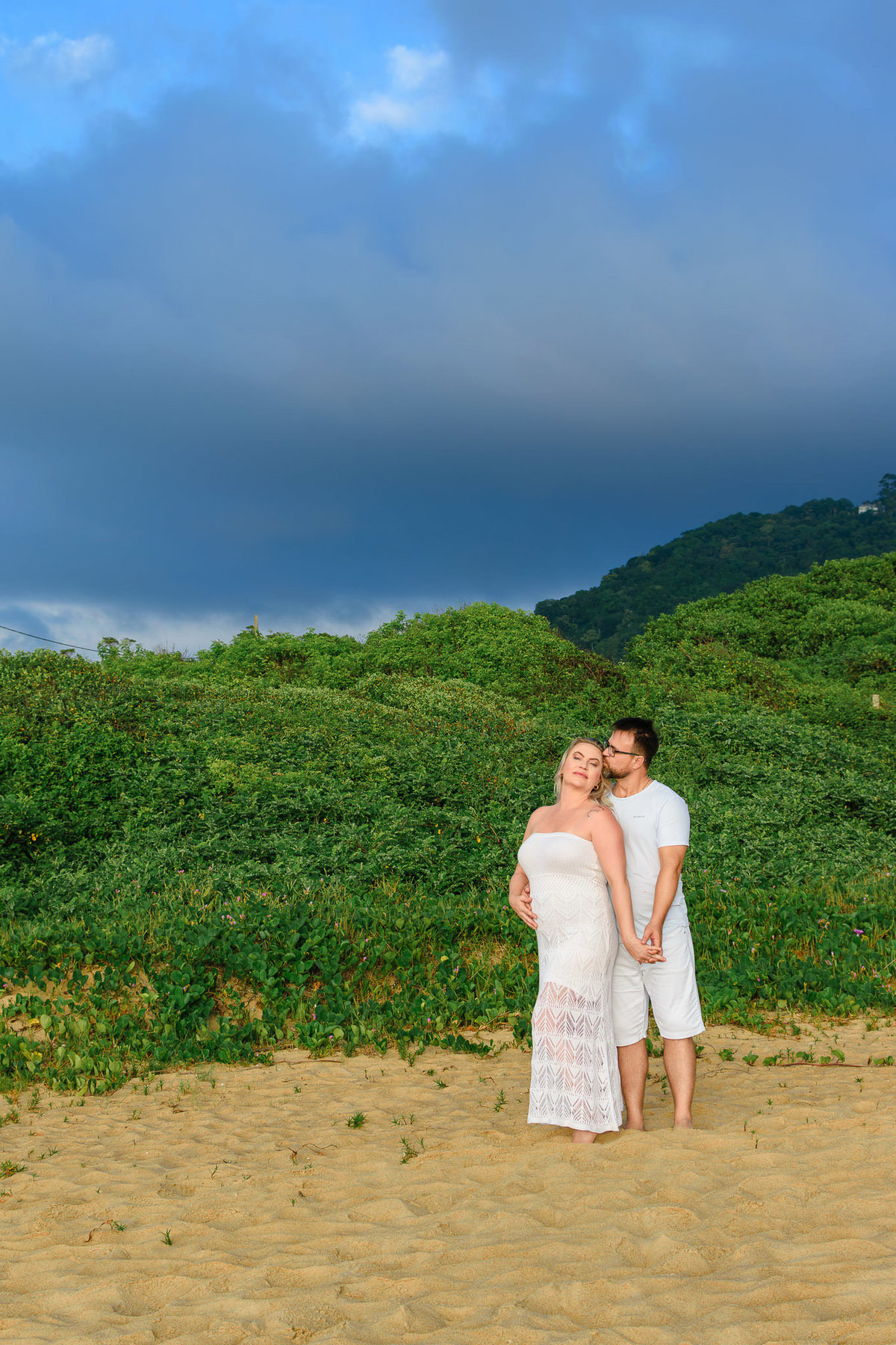 casal em ensaio de chá de revelação na praia ao amanhecer em Balneário Camboriú SC com paisagem natural