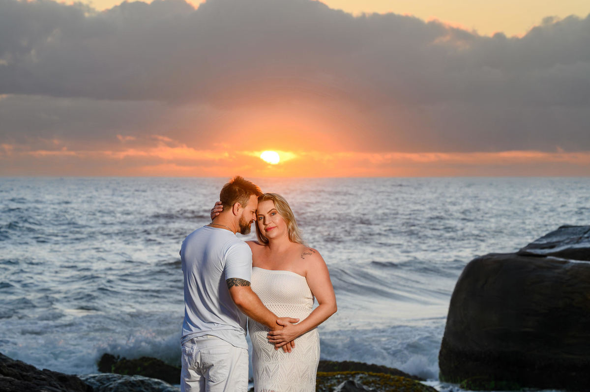 casal em ensaio de chá de revelação ao amanhecer na Praia do Estaleirinho em Balneário Camboriú SC