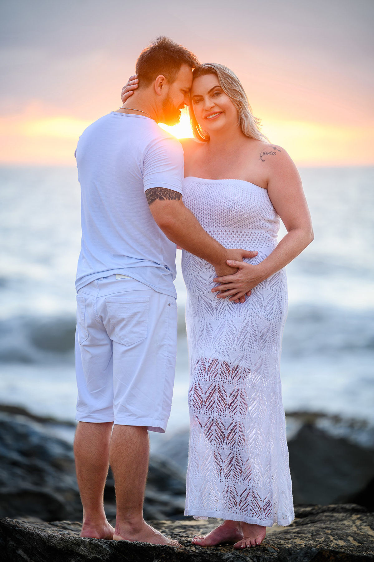 casal em ensaio de chá de revelação ao amanhecer na Praia do Estaleirinho em Balneário Camboriú SC