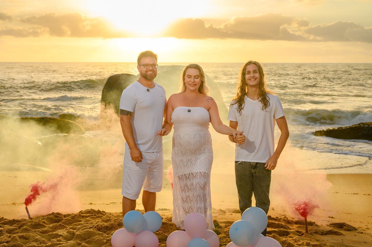 chá de revelação ao amanhecer com casal na praia em Balneário Camboriú SC com o nascer do sol ao fundo