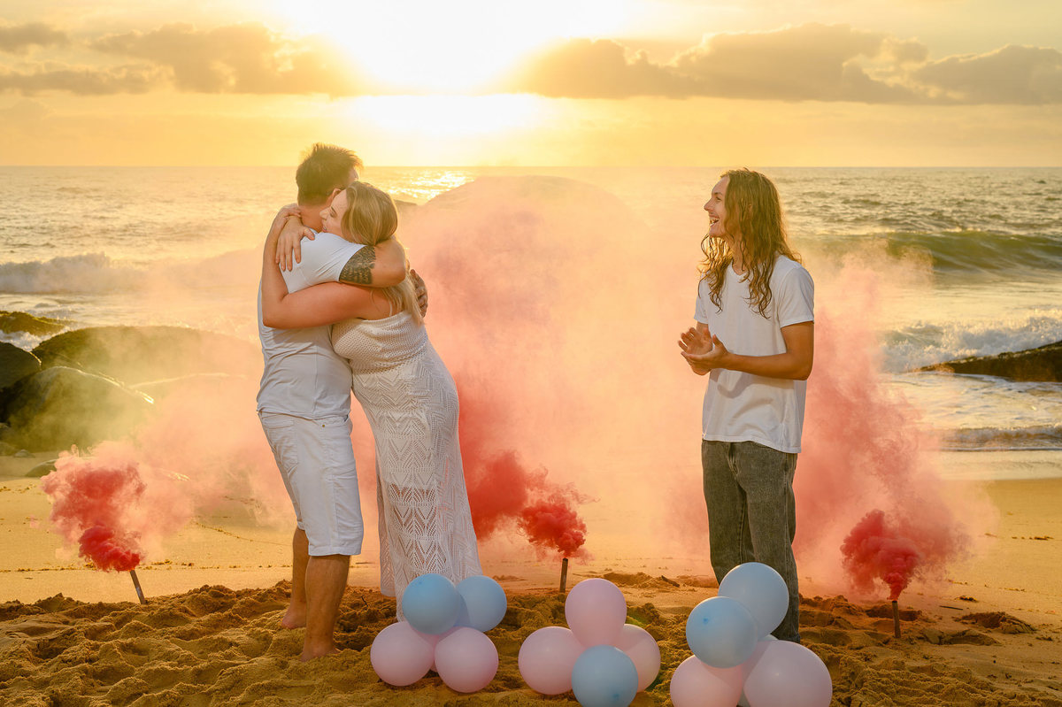 reação do casal durante chá de revelação ao amanhecer na Praia do Estaleirinho em Balneário Camboriú SC