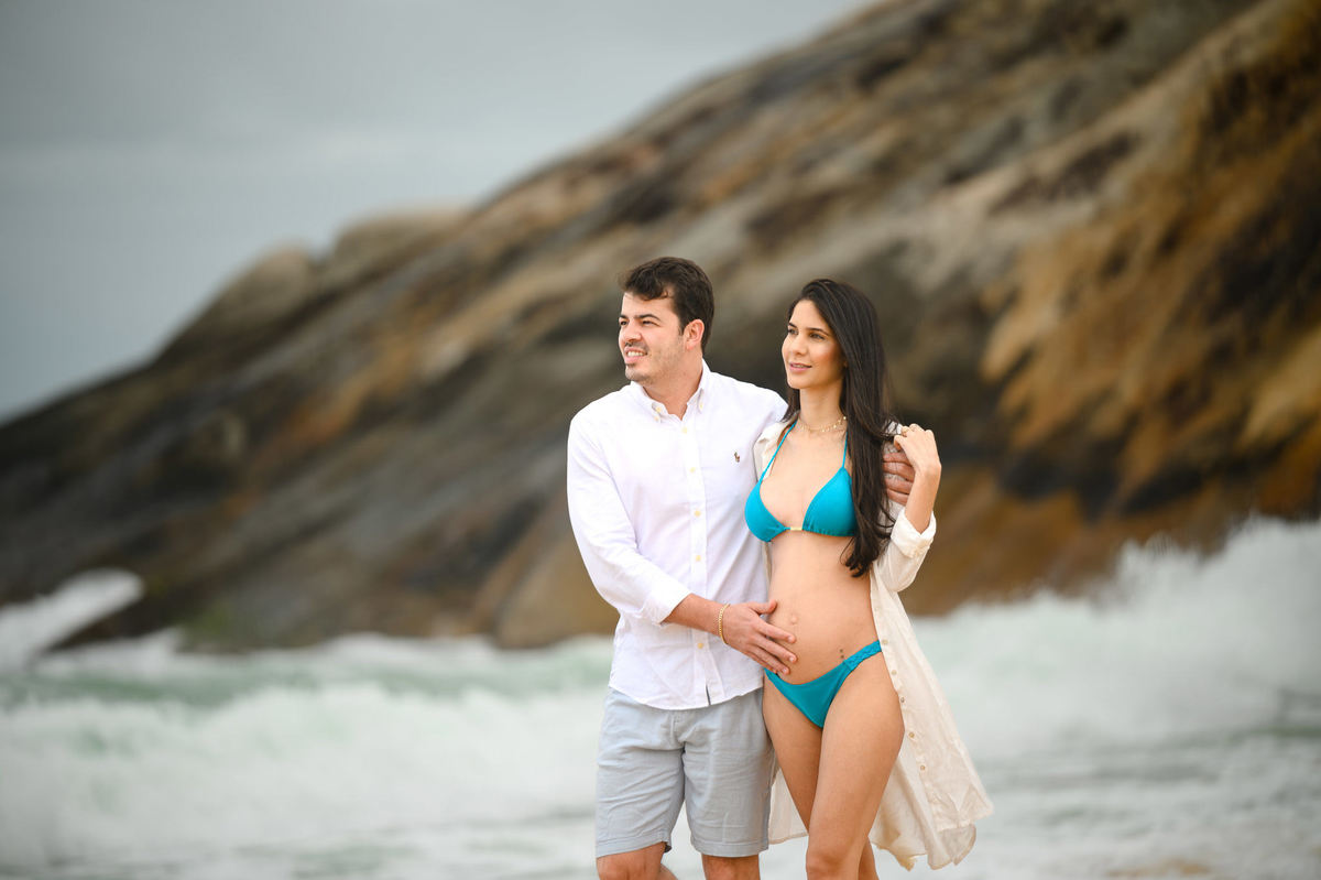 Ensaio gestante na praia em Balneário Camboriú SC com luz suave e mar ao fundo