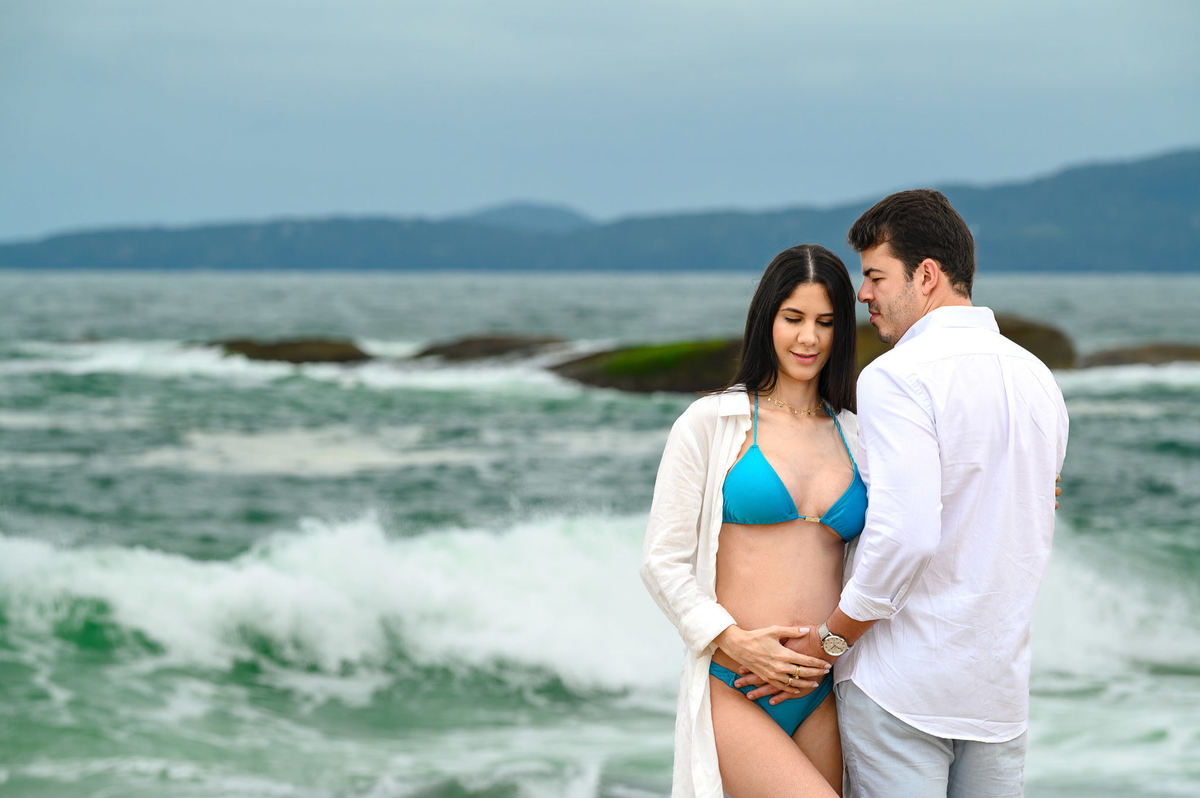 Ensaio fotográfico de gestante em Balneário Camboriú SC com destaque para o tom verde do mar