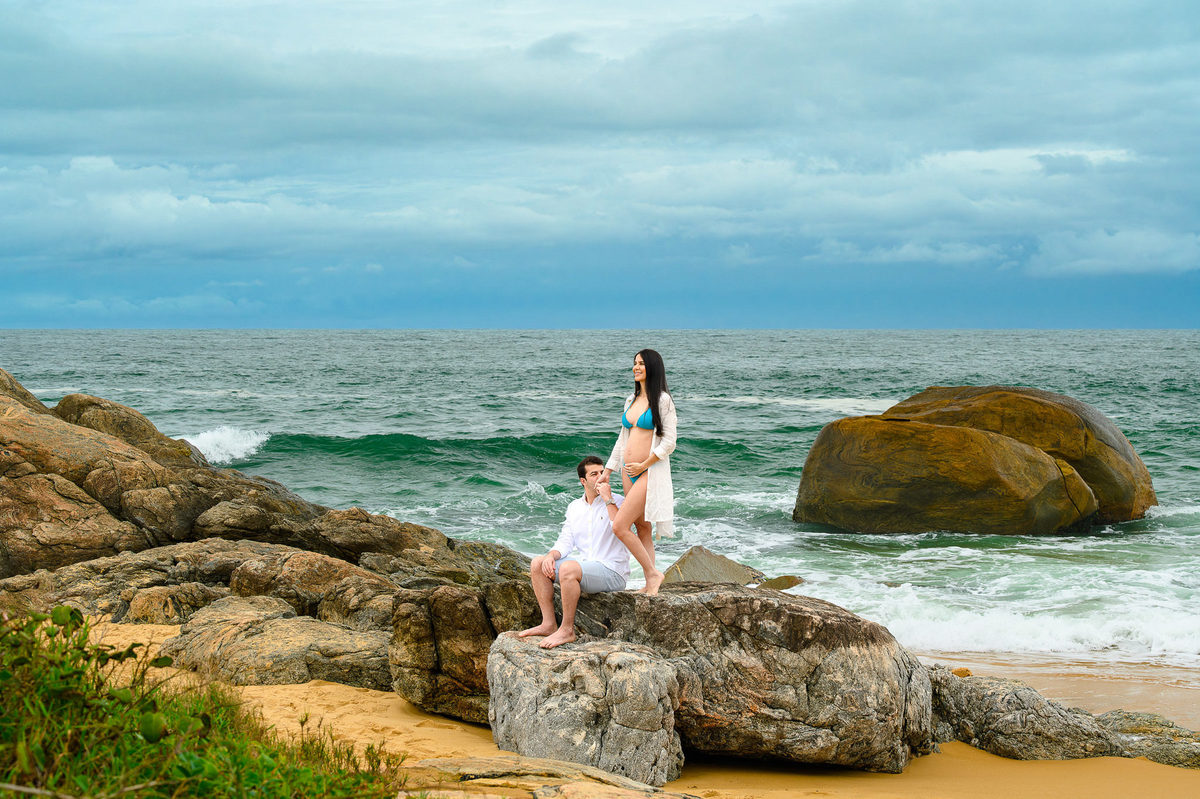 Fotografia de gestante na praia do Estaleirinho em Balneário Camboriú com céu nublado