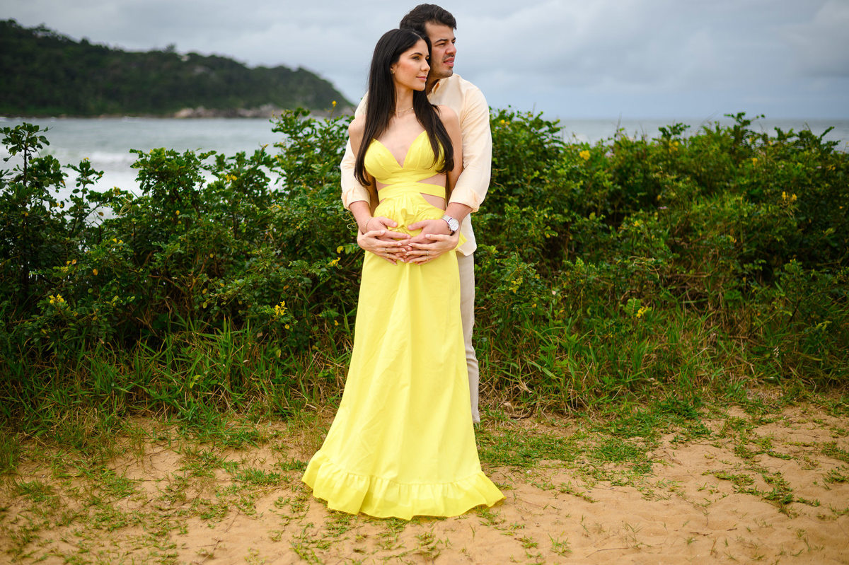 Ensaio gestante na praia em Balneário Camboriú SC com luz suave
