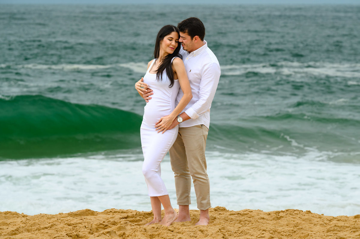 Ensaio gestante na Praia do Estaleirinho em Balneário Camboriú SC com mar verde em dia nublado