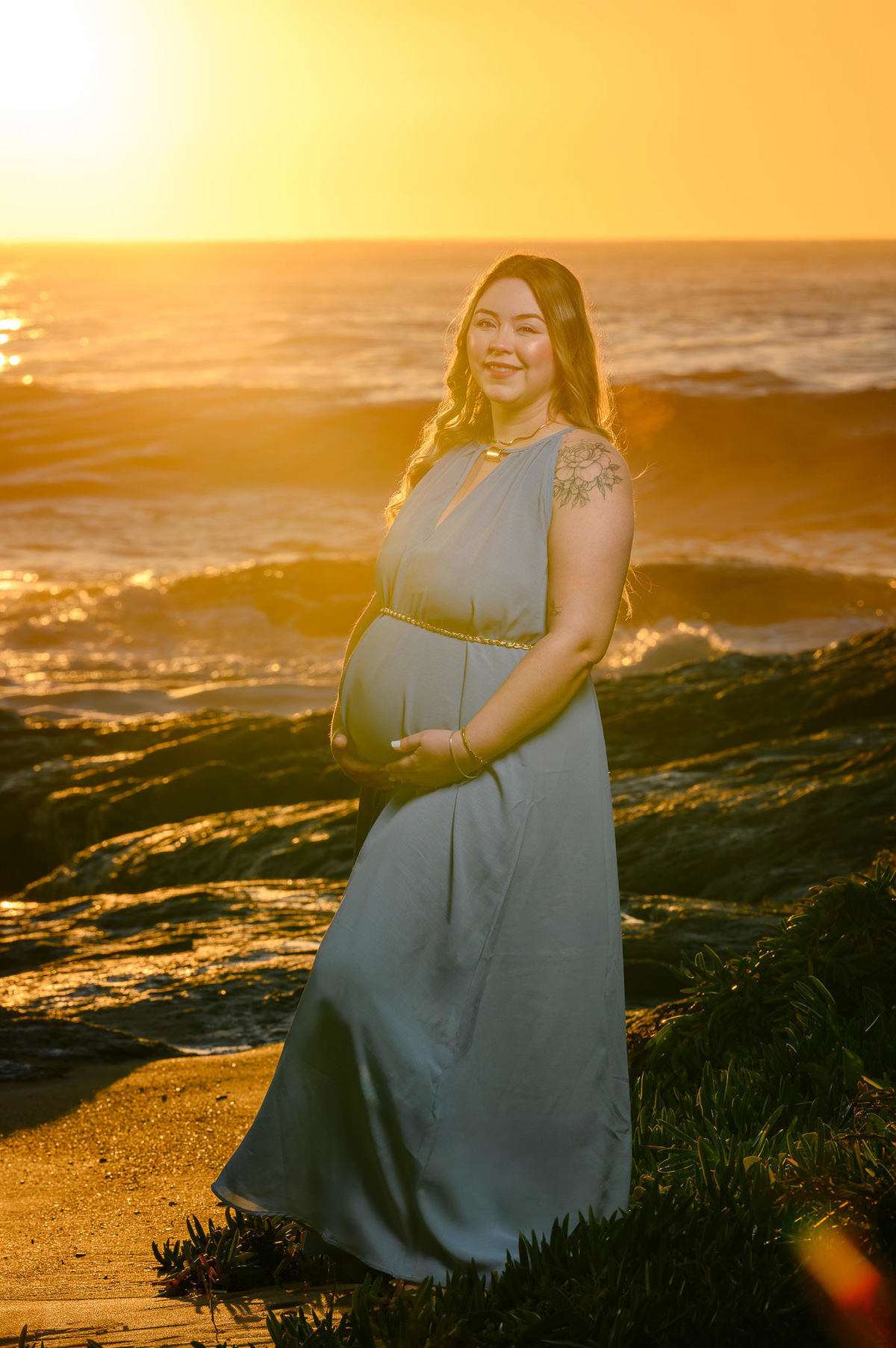 Ensaio gestante na Praia do Estaleirinho em Balneário Camboriú SC ao amanhecer