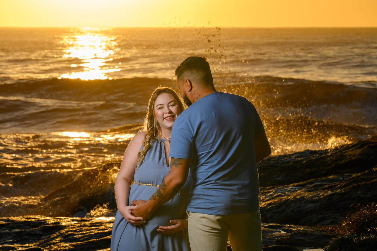 Ensaio gestante na Praia do Estaleirinho em Balneário Camboriú SC ao amanhecer