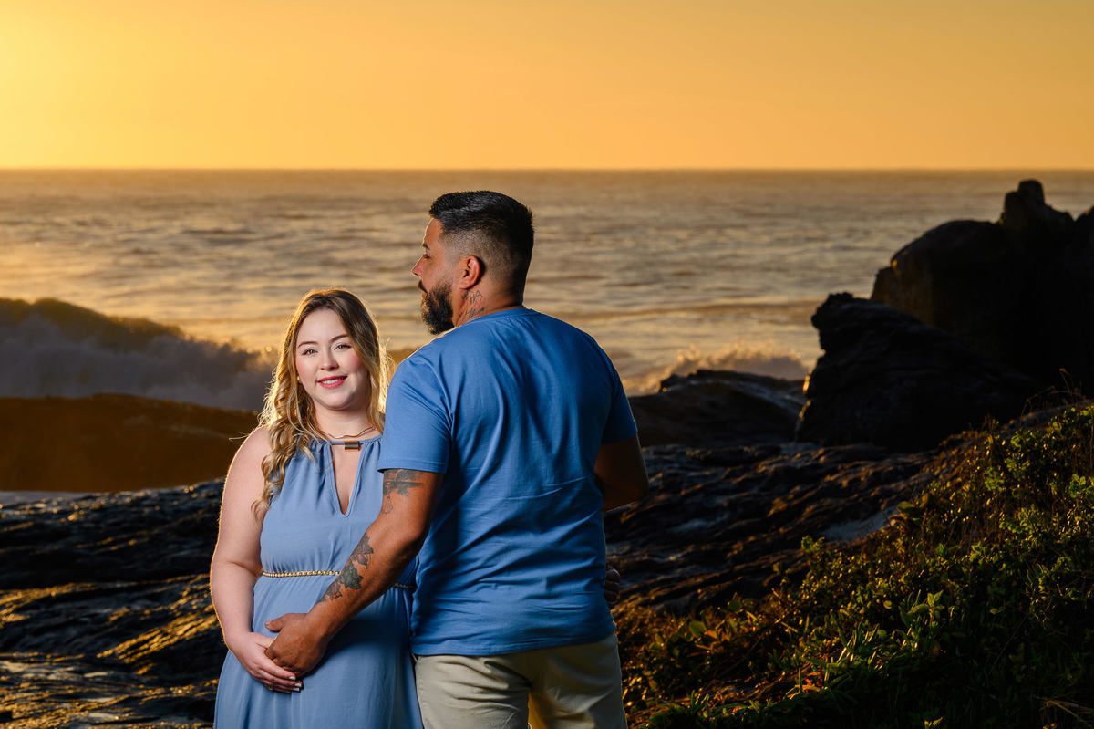 Ensaio gestante na Praia do Estaleirinho em Balneário Camboriú SC ao amanhecer