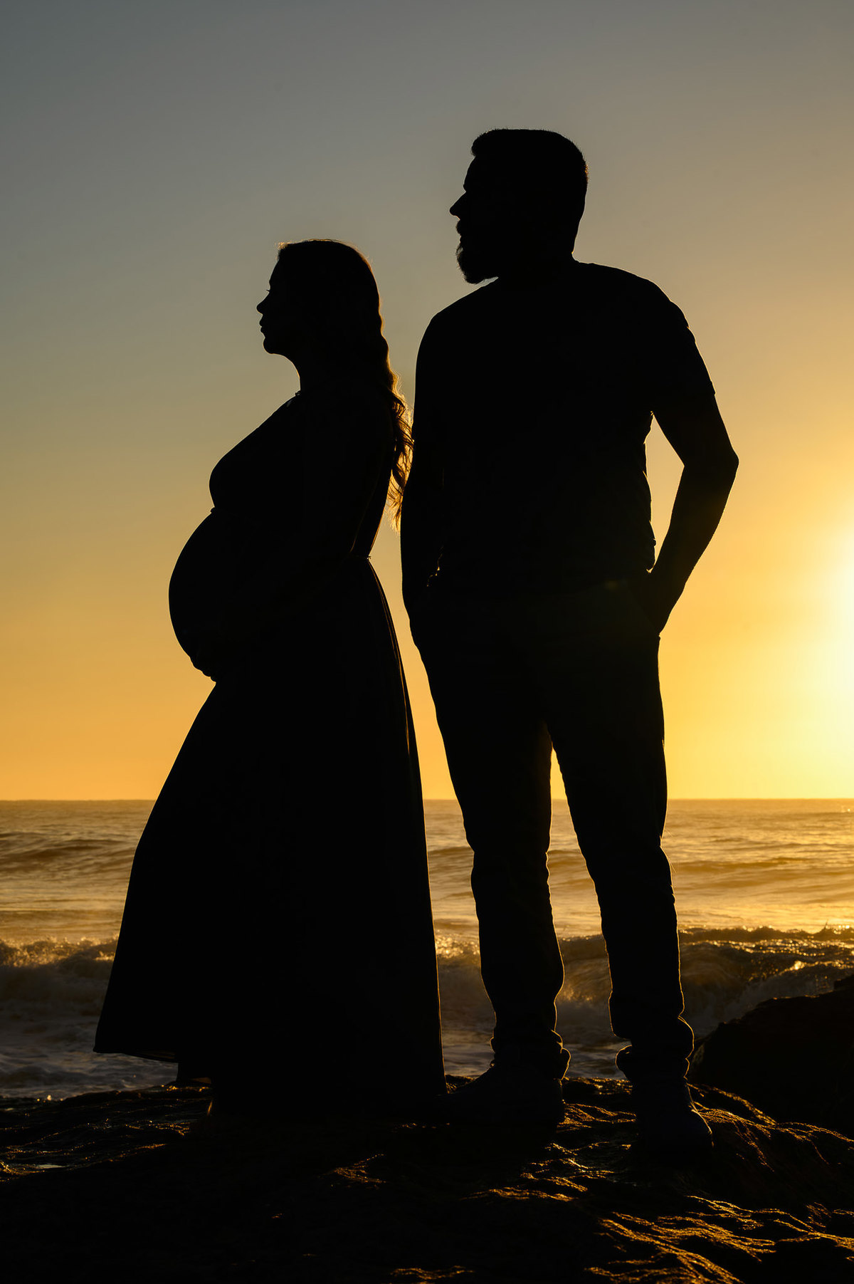 Ensaio gestante na Praia do Estaleirinho em Balneário Camboriú SC ao amanhecer