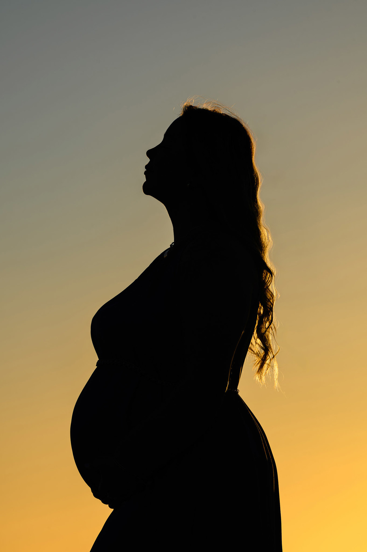 Ensaio gestante na Praia do Estaleirinho em Balneário Camboriú SC ao amanhecer