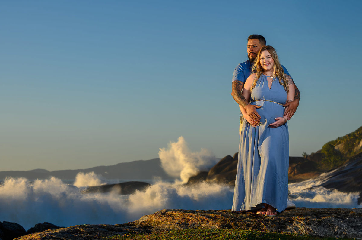 Fotos de gestante na praia com ondas do mar em Balneário Camboriú