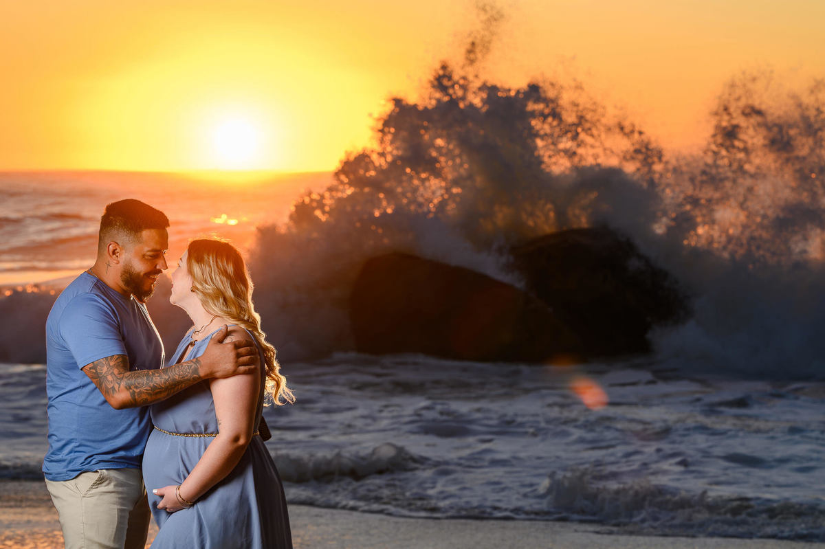 Fotos de gestante na praia com ondas do mar em Balneário Camboriú