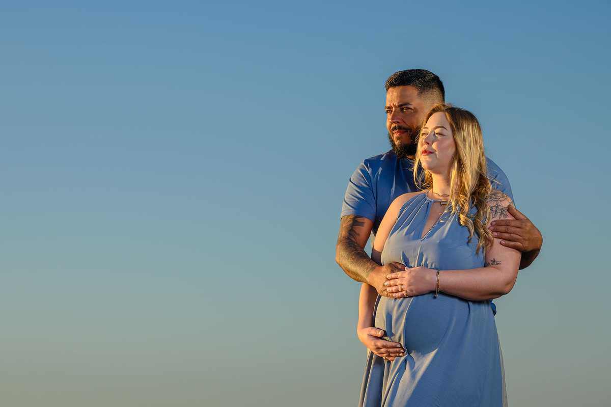 Casal em ensaio fotográfico gestante na Praia do Estaleirinho SC