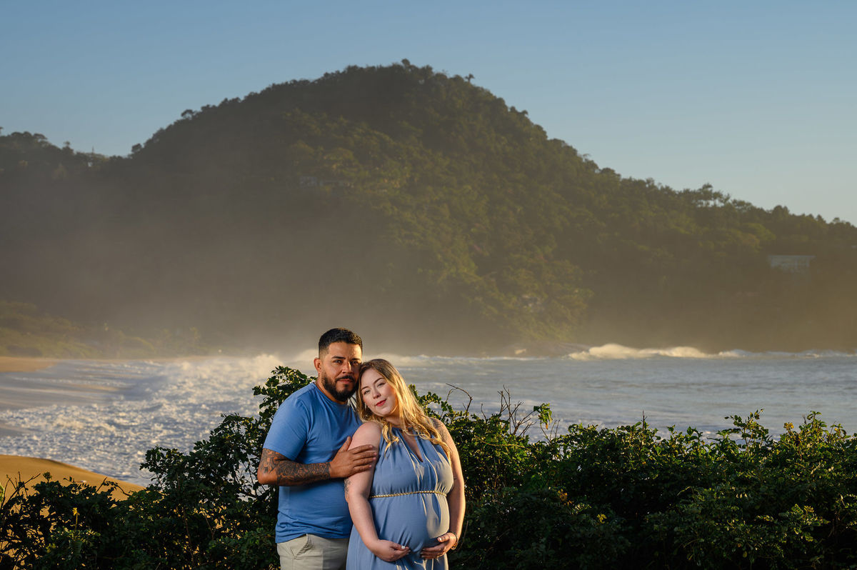 Casal em ensaio fotográfico gestante na Praia do Estaleirinho SC