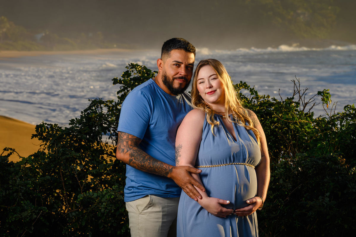 Casal em ensaio fotográfico gestante na Praia do Estaleirinho SC