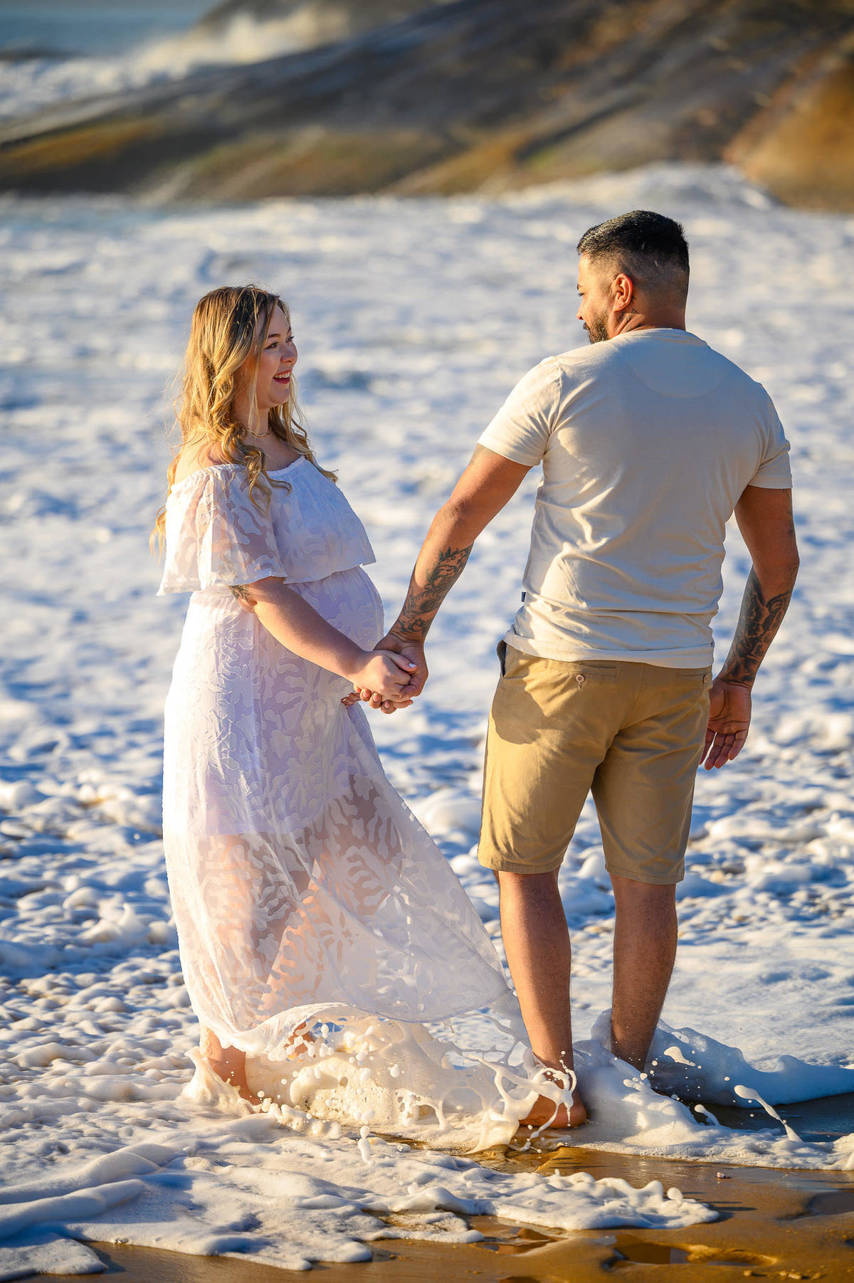 Casal em ensaio fotográfico gestante na Praia do Estaleirinho SC