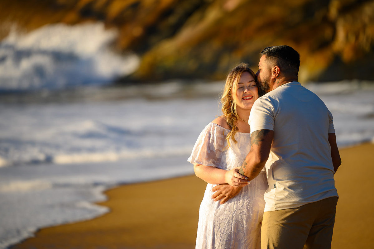 Fotos de gestante na praia com ondas do mar em Balneário Camboriú