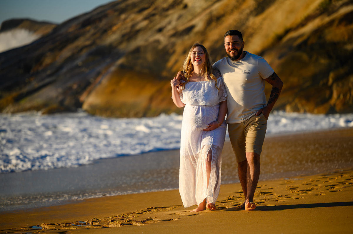 Casal em ensaio fotográfico gestante na Praia do Estaleirinho SC