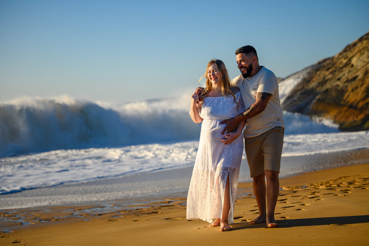 Fotos de gestante na praia com ondas do mar em Balneário Camboriú