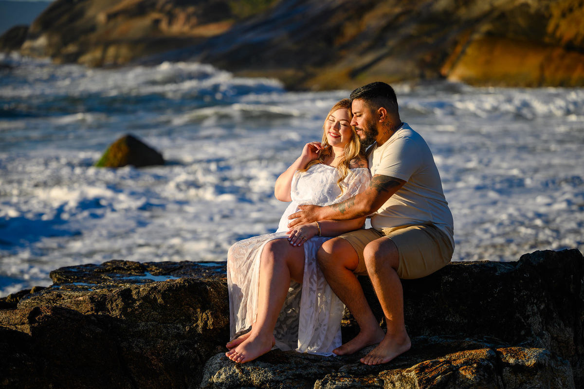 Casal em ensaio fotográfico gestante na Praia do Estaleirinho SC