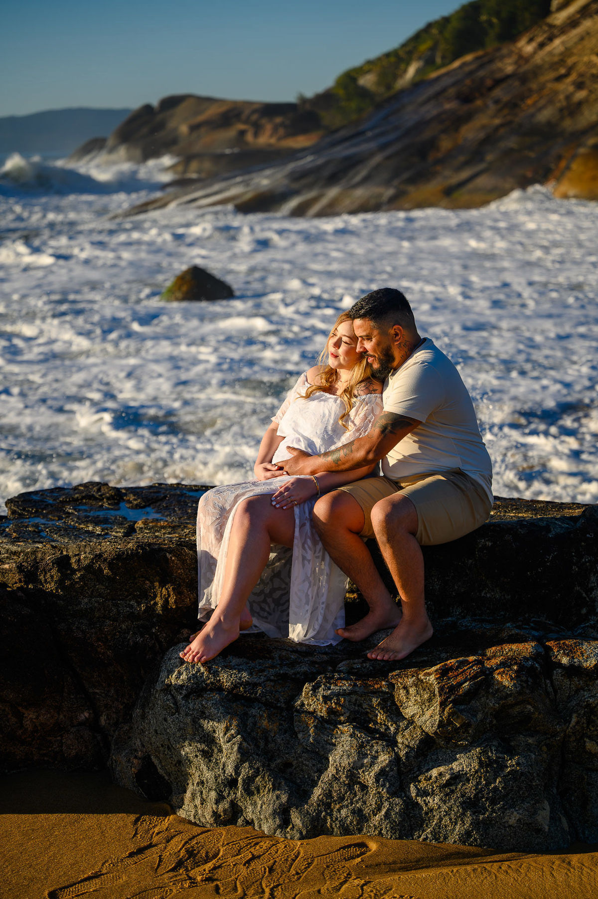 Casal em ensaio fotográfico gestante na Praia do Estaleirinho SC