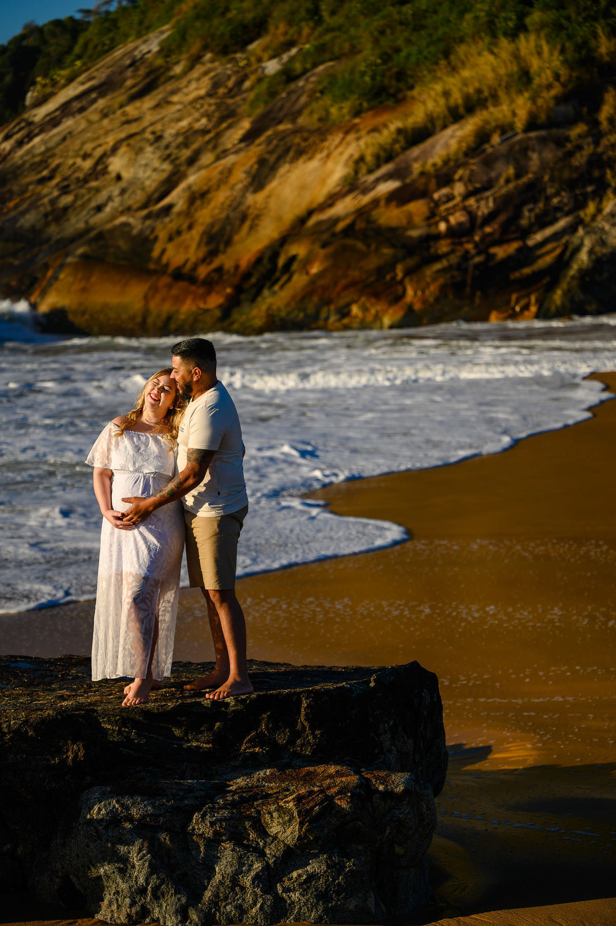 Casal em ensaio fotográfico gestante na Praia do Estaleirinho SC