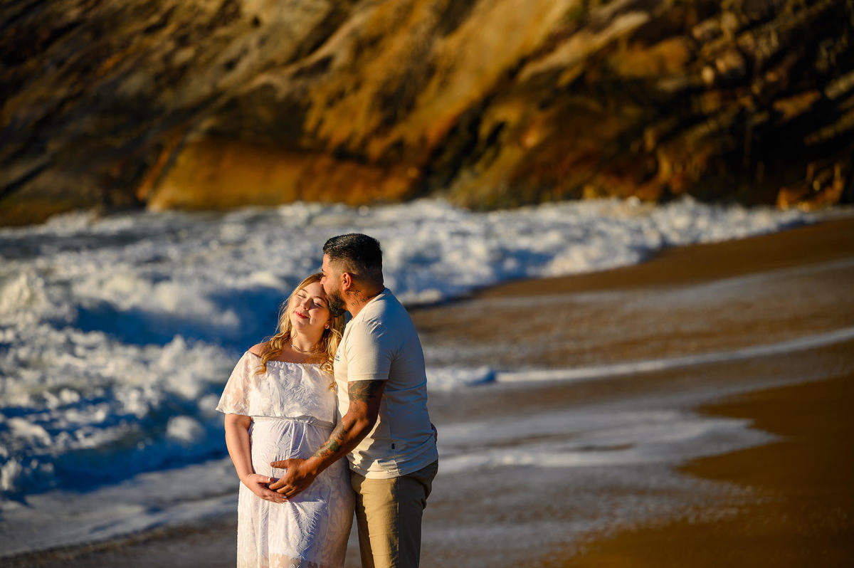 Casal em ensaio fotográfico gestante na Praia do Estaleirinho SC