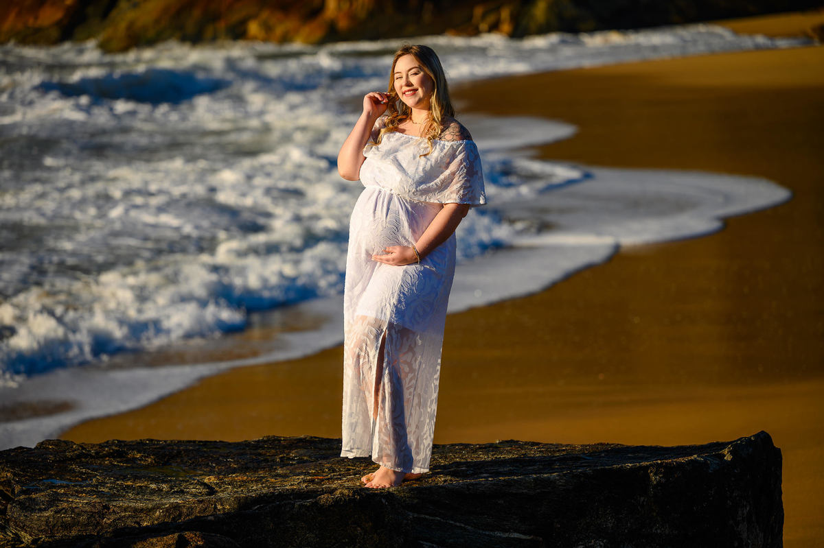 Ensaio gestante ao amanhecer na praia em Santa Catarina