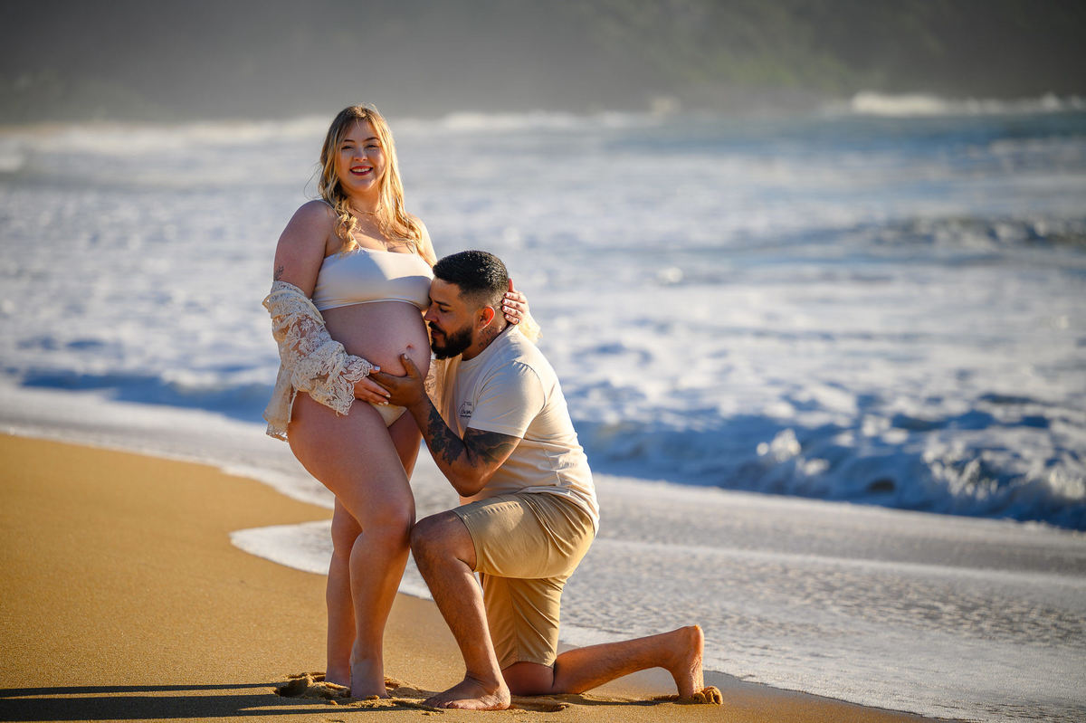 Ensaio gestante ao amanhecer na praia em Santa Catarina