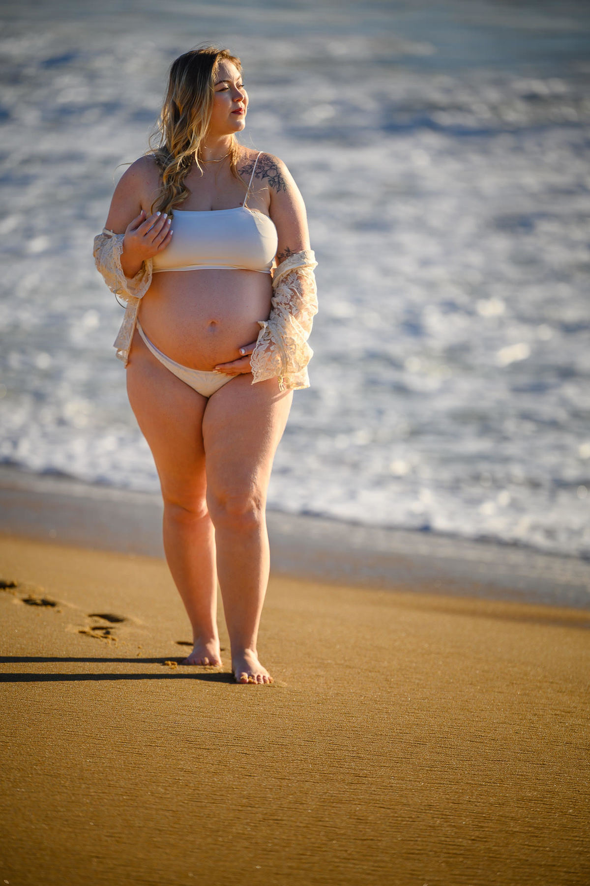 Ensaio gestante ao amanhecer na praia em Santa Catarina
