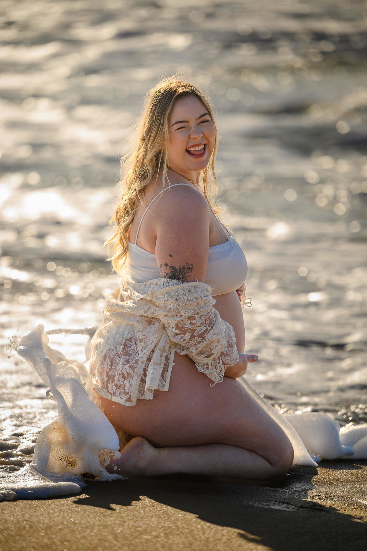 Ensaio gestante ao amanhecer na praia em Santa Catarina