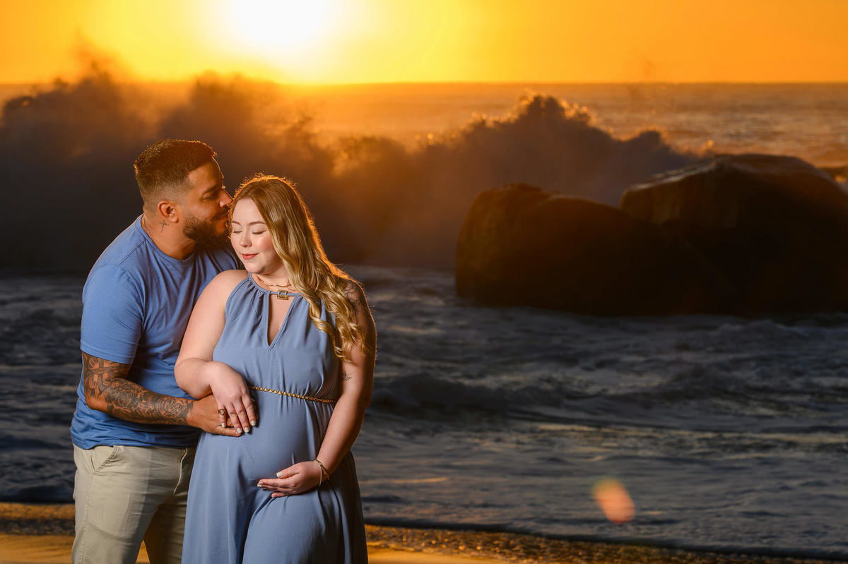 Fotos de gestante na praia com ondas do mar em Balneário Camboriú