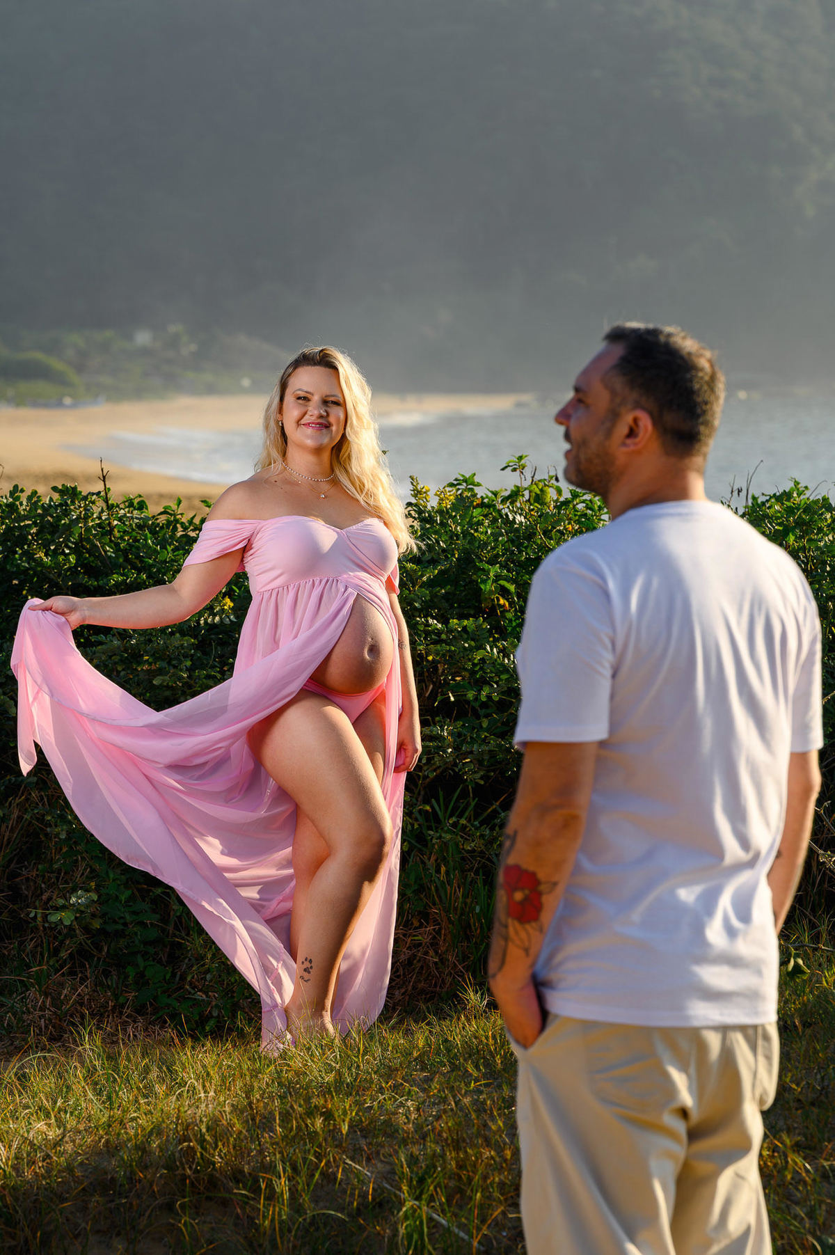 Ensaio gestante na praia em Balneário Camboriú SC com mar ao fundo e luz suave da manhã