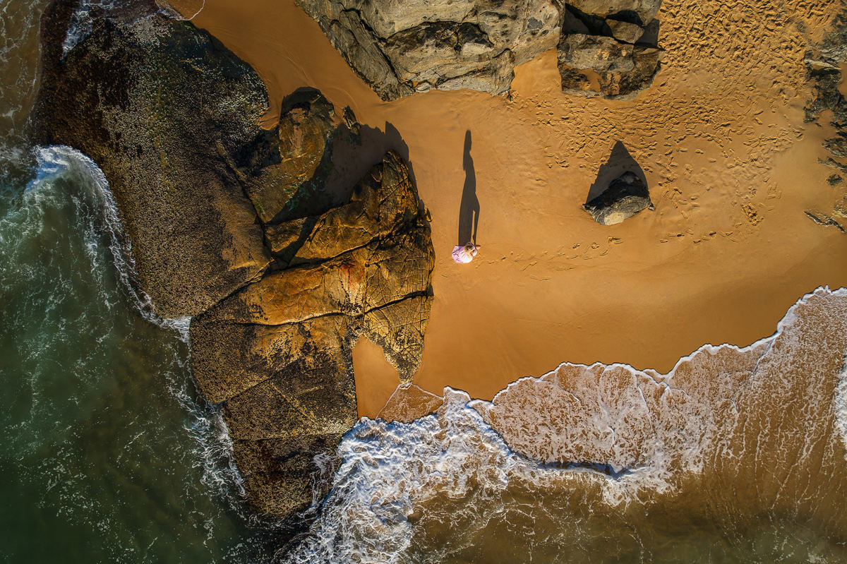Fotografia de gestante na Praia do Estaleirinho em Balneário Camboriú ao amanhecer