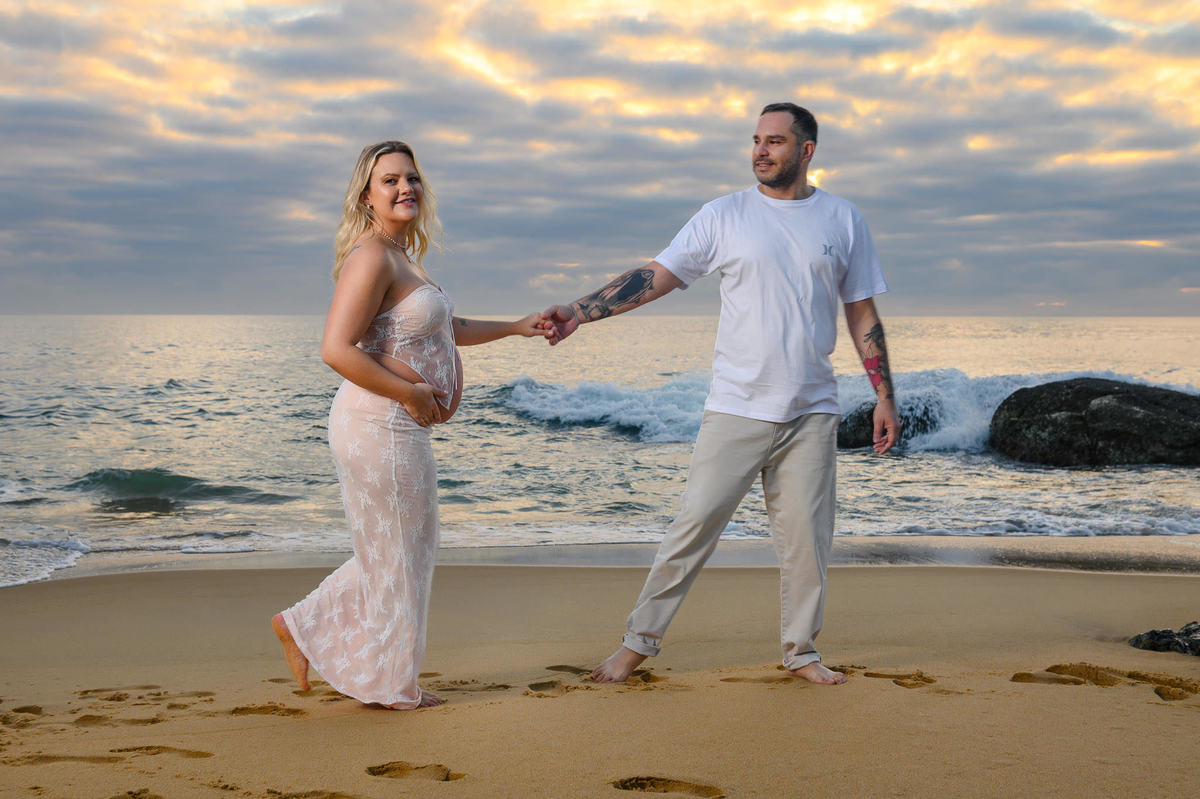 Fotografia de gestante na Praia do Estaleirinho em Balneário Camboriú ao amanhecer