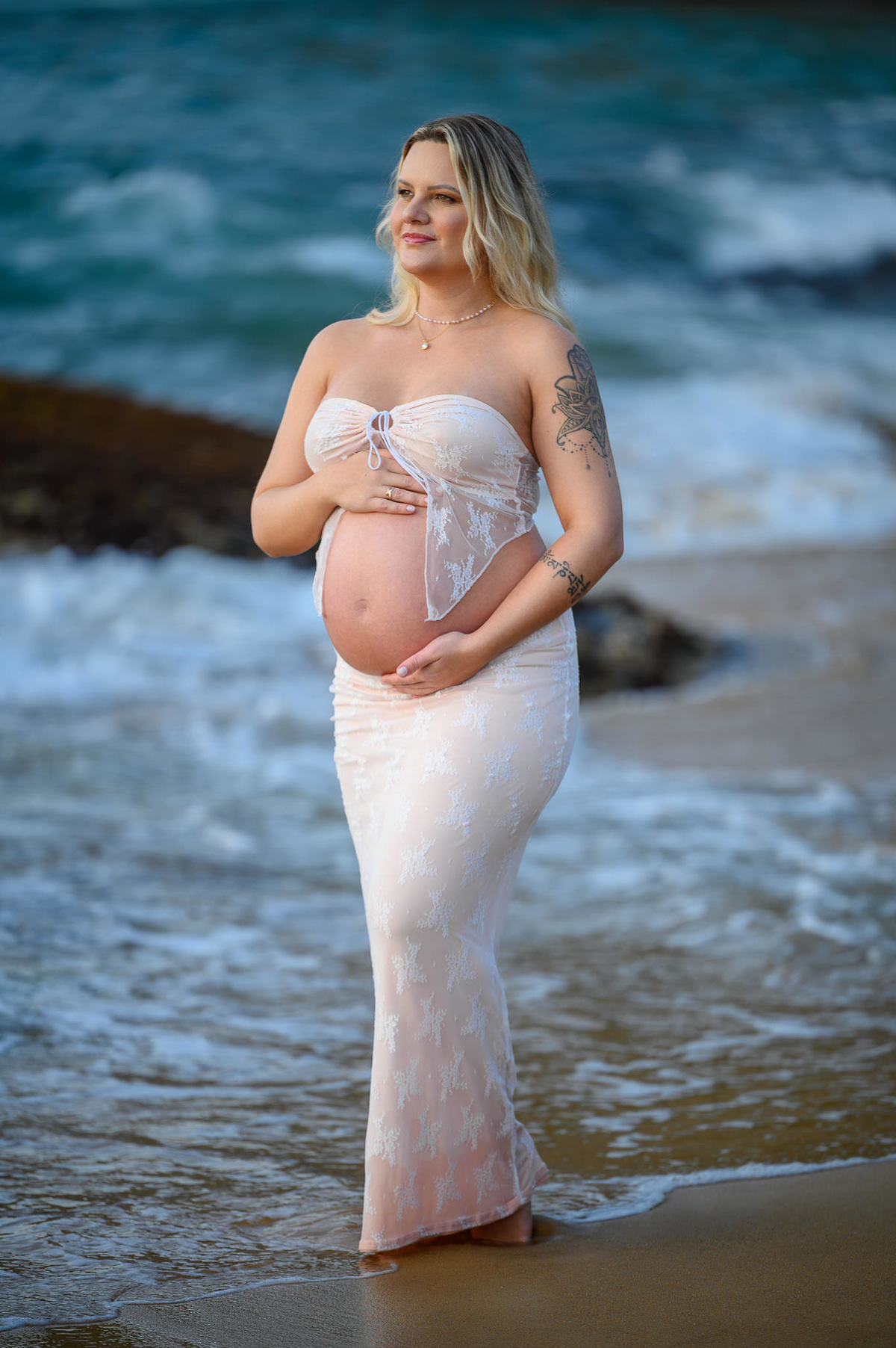 Ensaio fotográfico de gestante em Balneário Camboriú SC com luz do nascer do sol