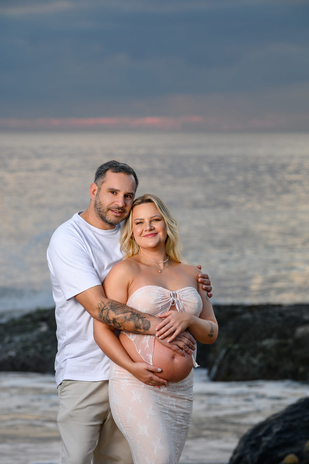 Ensaio fotográfico de gestante em Balneário Camboriú SC com luz do nascer do sol