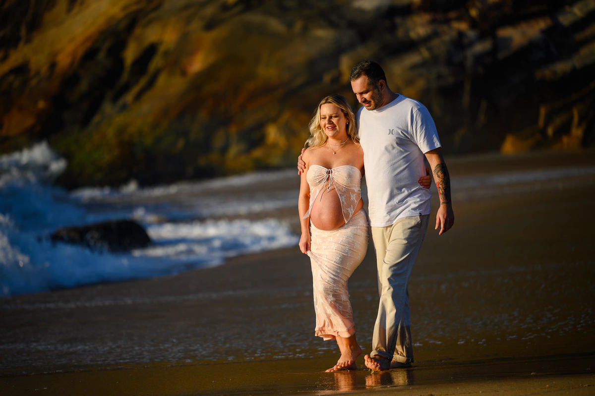 Ensaio fotográfico de gestante em Balneário Camboriú SC com luz do nascer do sol