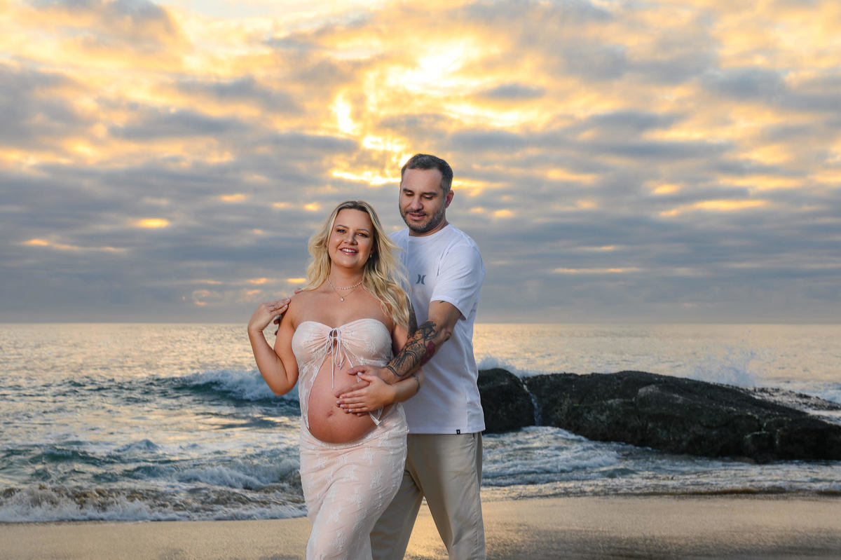 Ensaio fotográfico de gestante em Balneário Camboriú SC com luz do nascer do sol