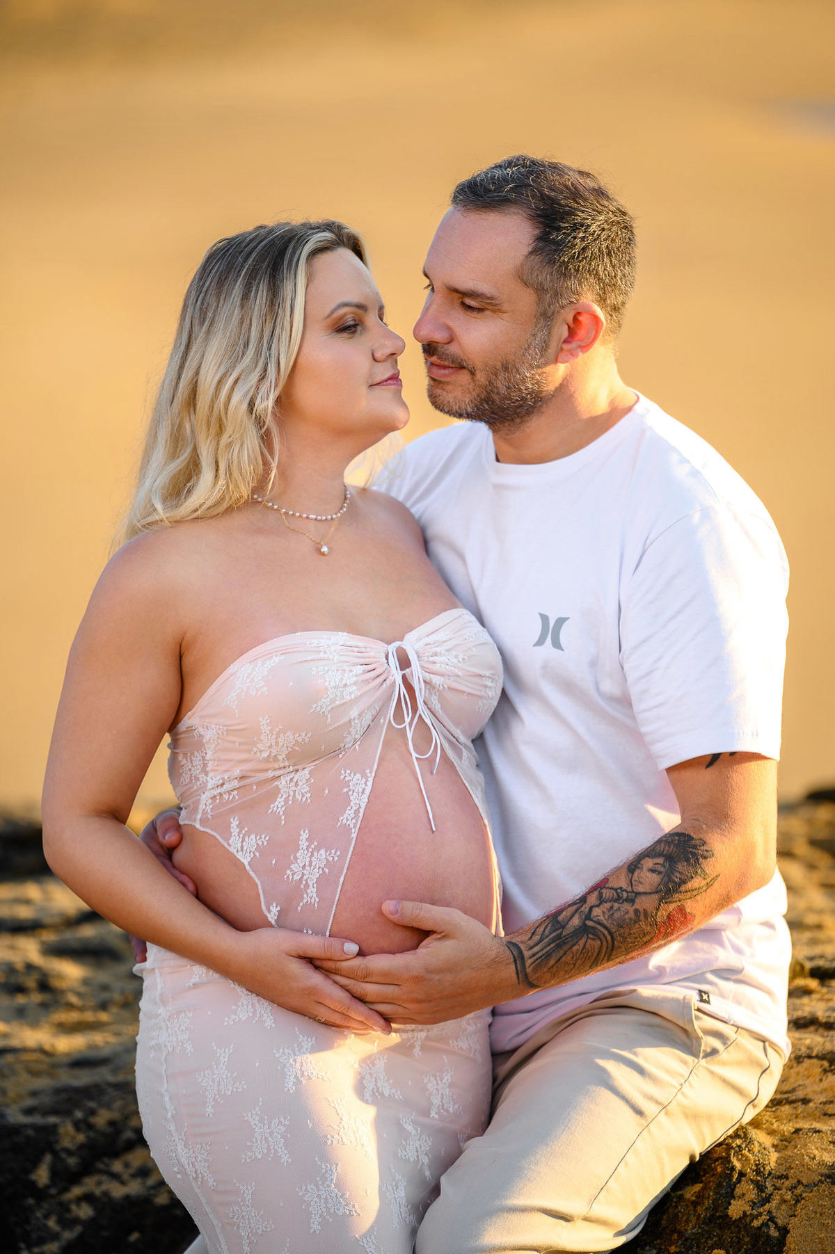 Gestante caminhando na praia do Estaleirinho em Balneário Camboriú durante o amanhecer