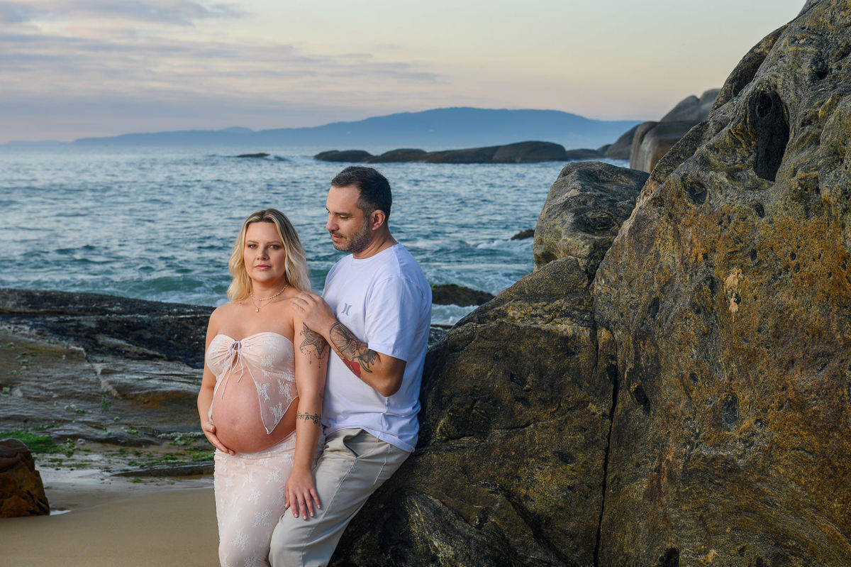 Gestante caminhando na praia do Estaleirinho em Balneário Camboriú durante o amanhecer