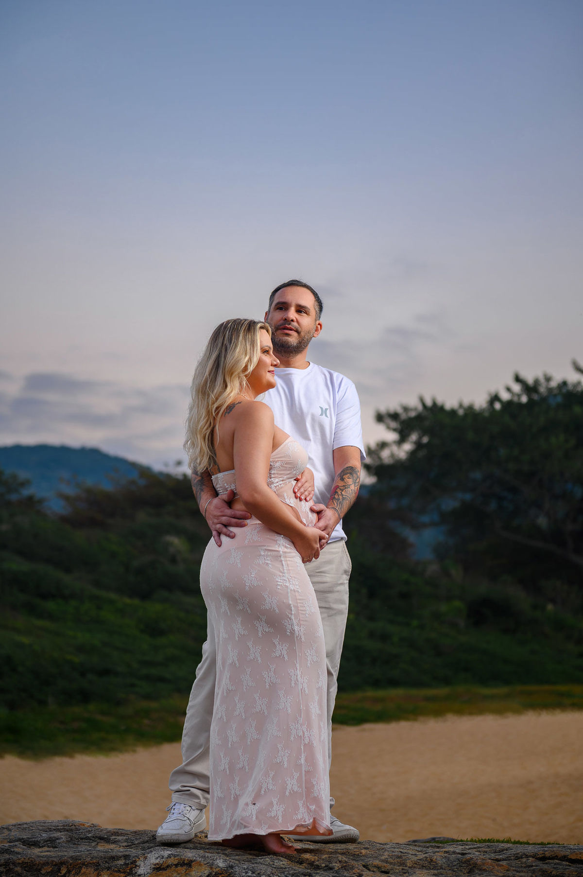 Ensaio gestante ao amanhecer na Praia do Estaleirinho em Balneário Camboriú SC com sol nascendo no mar