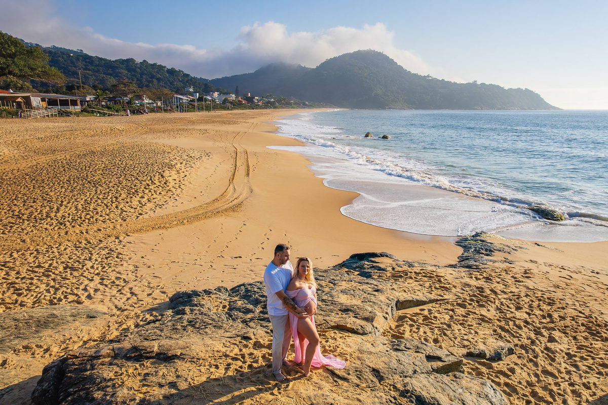 foto de drone praia do estaleirinho balneario camboriu