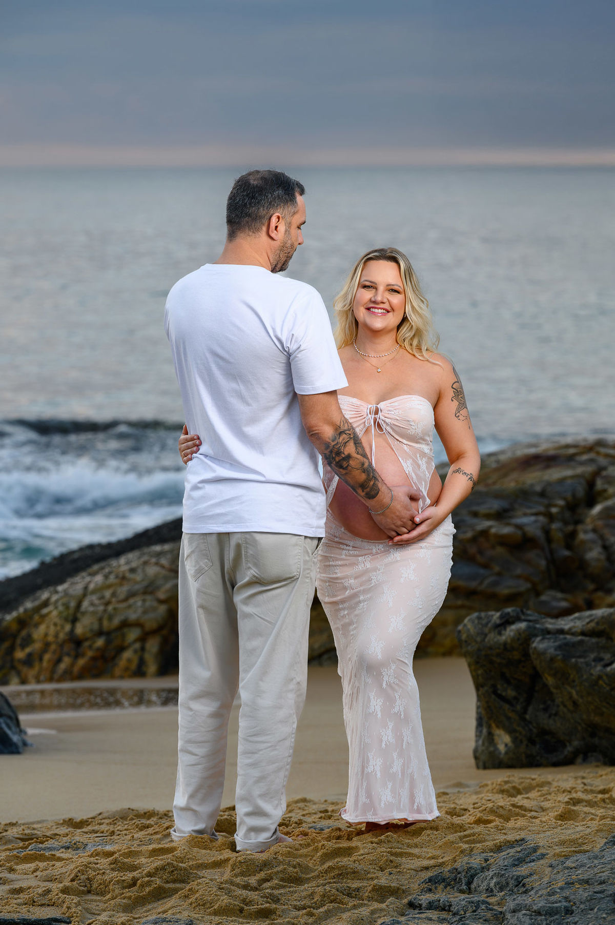 Fotografia de gestante na Praia do Estaleirinho em Balneário Camboriú ao amanhecer