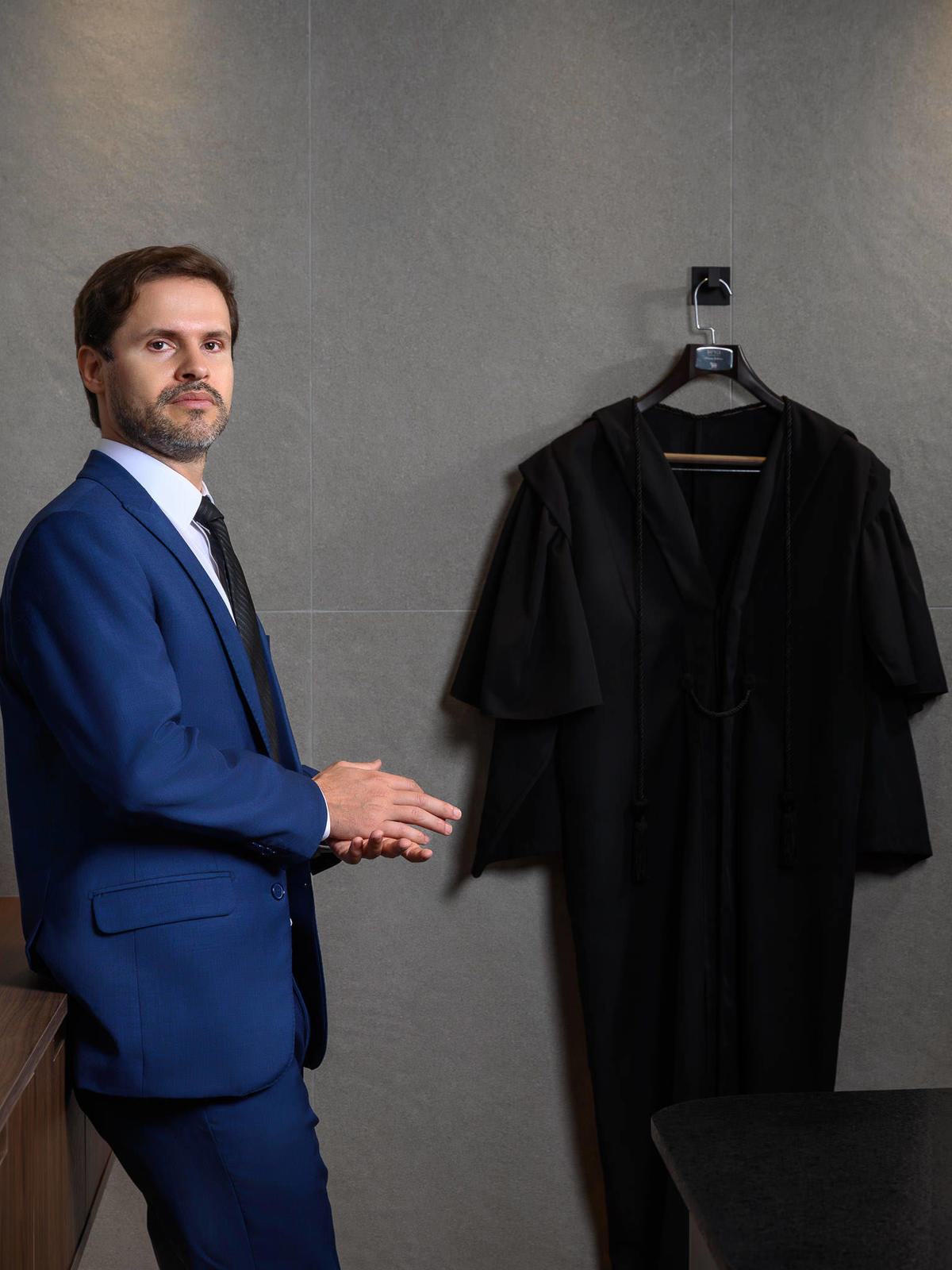 retrato profissional de advogado mostrando a beca do tribunal do juri