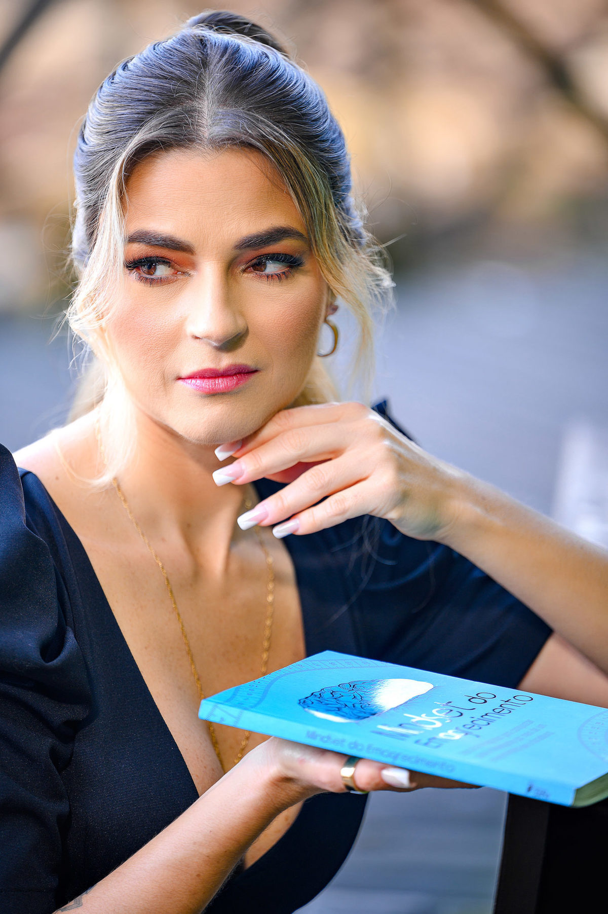 Close de retrato corporativo feminino com expressão confiante em Balneário Camboriú