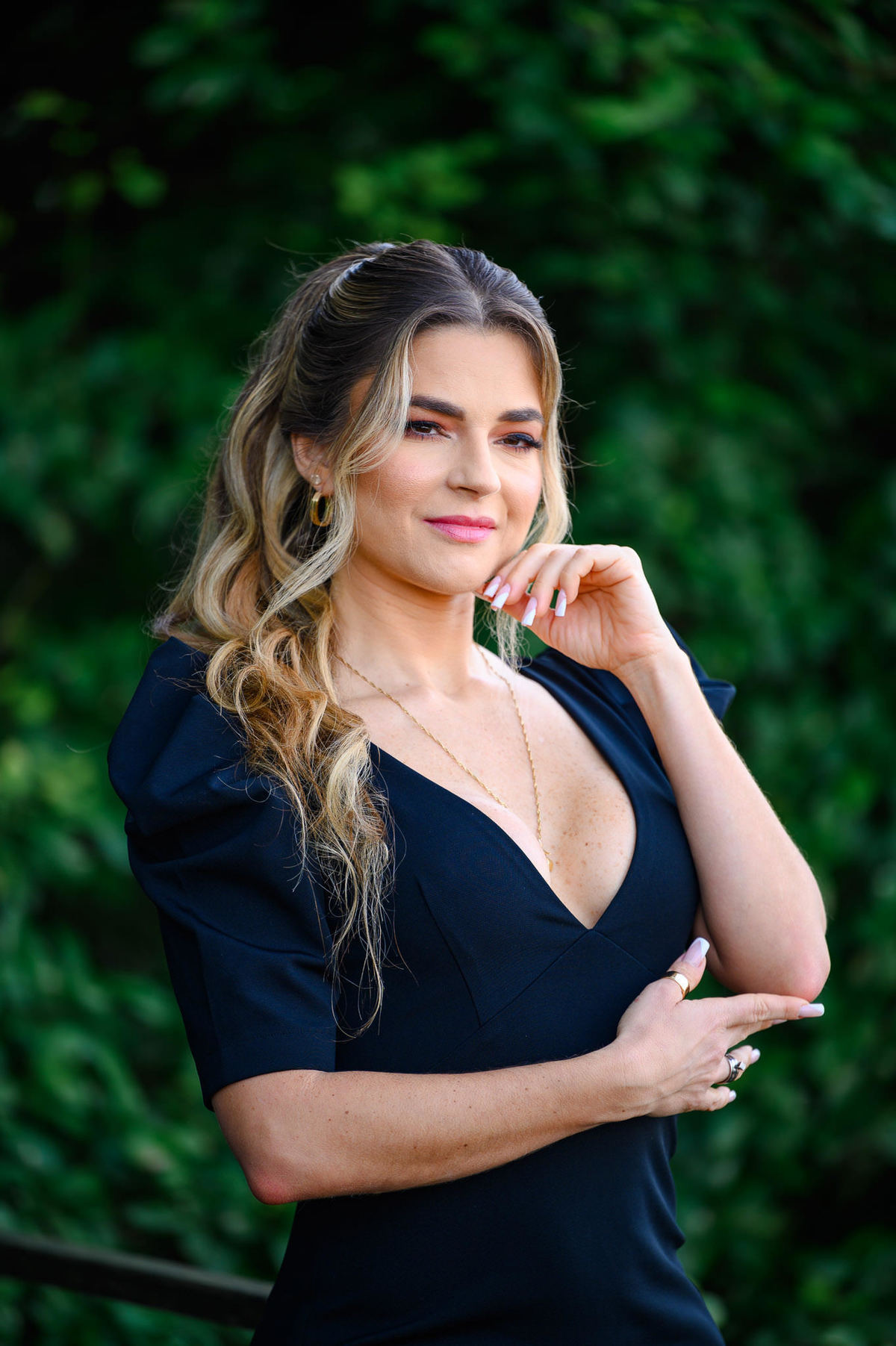 Close de retrato corporativo feminino com expressão confiante em Balneário Camboriú