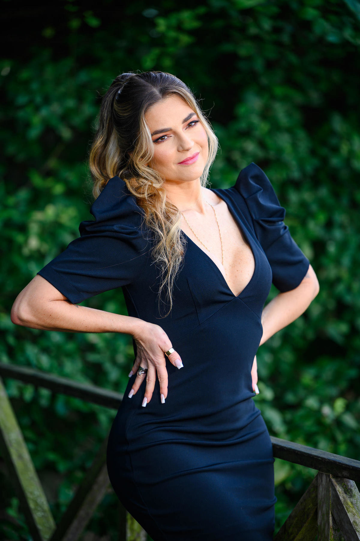 Retrato profissional feminino em meio à natureza em Balneário Camboriú